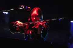 congee-rats-violine-rotes-buehnenlicht