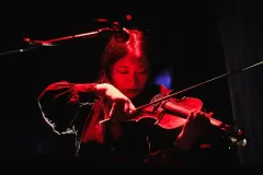 congee-rats-violinistin-live-performance
