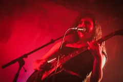 kee-avil-gitarre-rotes-buehnenlicht