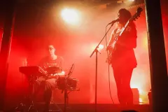 kee-avil-live-band-rotes-licht