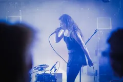 kee-avil-mikrofon-live-performance