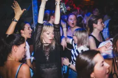 party_tanzende_gaeste-1