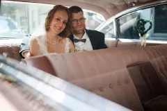 brautpaar-im-oldtimer