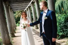 brautpaar-im-pergola-gang