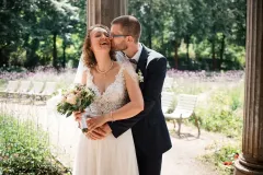innige-umarmung-hochzeit