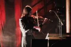 congee-rats-violinistin-buehne