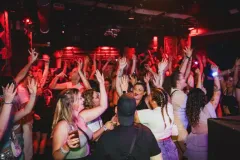 party-clubfotografie-menschen-tanzen-haende-hoch