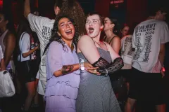 party-lachen-zwei-frauen