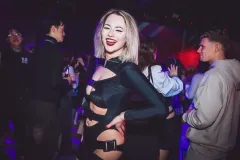 party-laechelnde-frau-berlin-club-kreativmedia