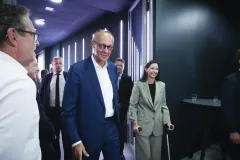 1_amtischmitfriedrichmerz