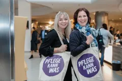 kongress-pflege-2024-zwei-frauen-laecheln